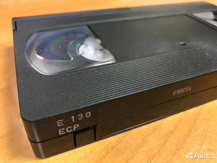 Видеокассеты VHS в пластиковых боксах, коробках