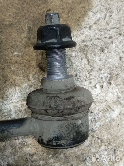 Стойка переднего стабилизатора правая