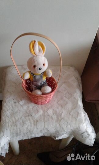 Игрушки мягкие. Зайчики