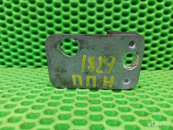 Петля двери нижняя передняя правая Audi Q7 S Line