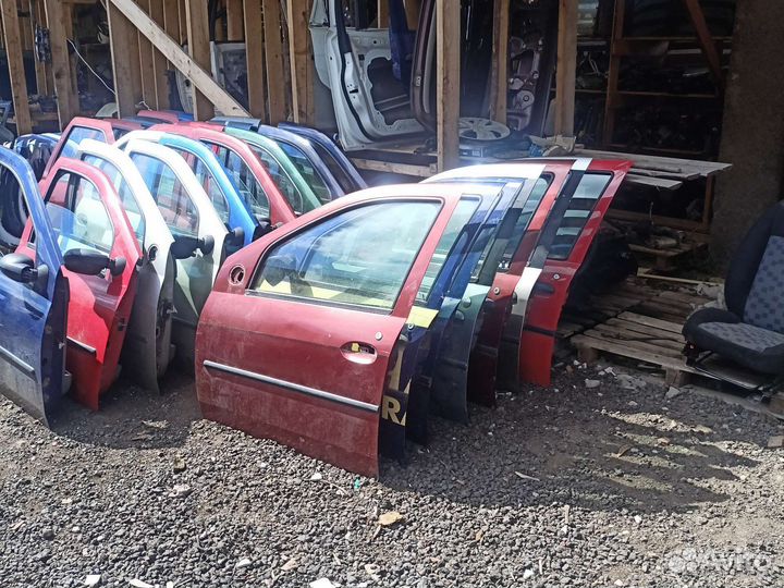 Передние левые двери renault logan