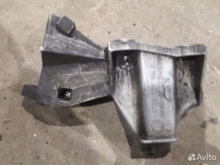 Правый кронштейн АКПП ауди а6 с4