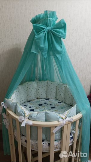 Детская кроватка с маятником