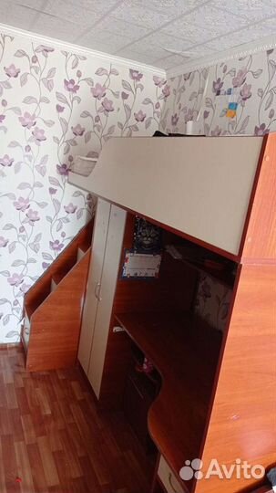 Детская кровать чердак со столом и шкафом бу