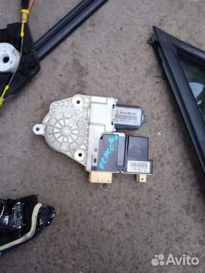 Моторчик стеклоподъемника передний правый Peugeot
