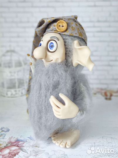 Серый гном домовой, в колпаке с колокольчиком