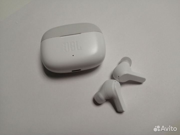 Беспроводные наушники JBL Wave 200TWS б/у, белые
