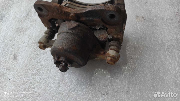 Суппорт тормозной передний Nissan Almera n15