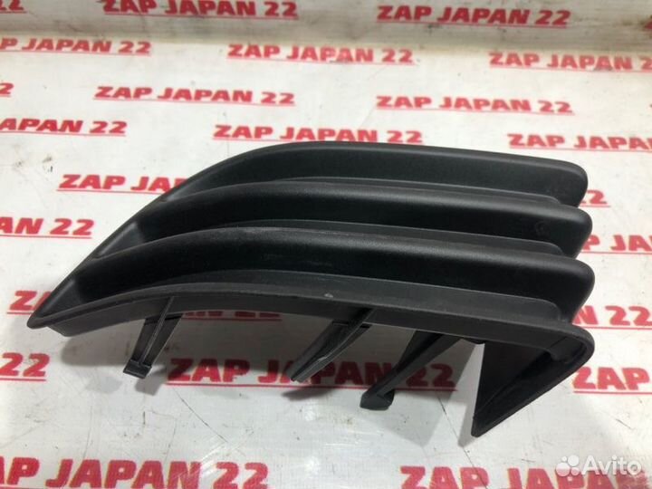 Заглушка бампера передняя левая Toyota Land