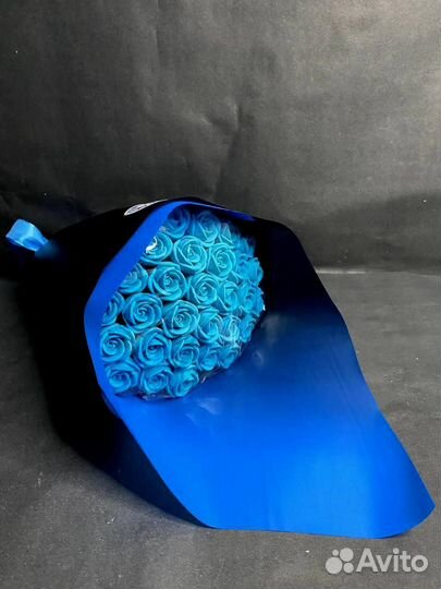 Букет - 29 Синих Роз из Белого Шоколада