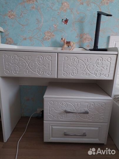 Кровать с матрасом, маникюрный стол и тумба