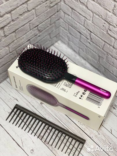 Набор фирменных расчесок Dyson