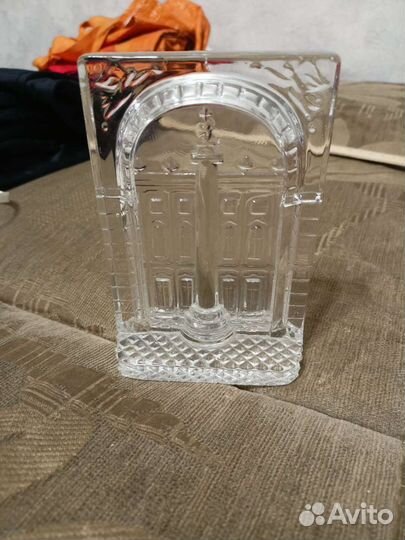 Стеклянная статуэтка