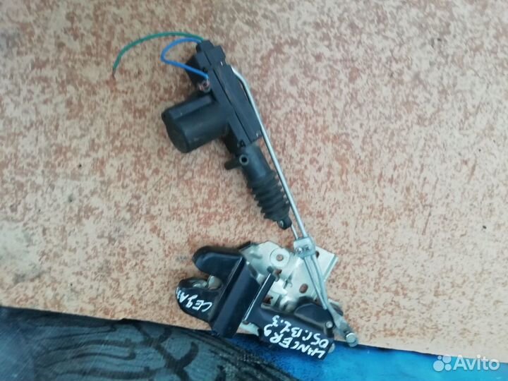 Замок крышки багажника Mitsubishi Lancer 1.3 мт 20