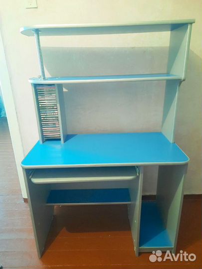 Продам шкаф(в подарок компьютерный столик)