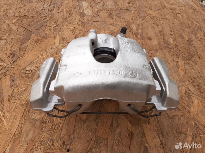 Суппорт передний левый Мерседес 210