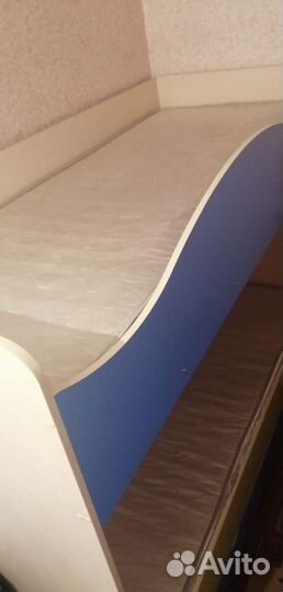 Детская кровать двухъярусная с лестницей