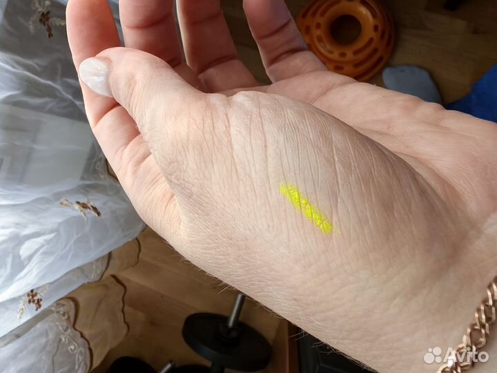 Неоновый карандаш для глаз