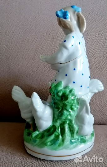 Статуэтка фарфор девочка кормит кур СССР 59 г