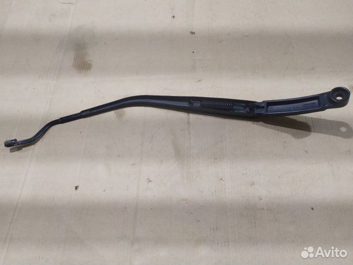 Поводок стеклоочистителя передний левый Nissan