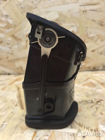 Дефлектор воздуховода левый Kia Sportage 2