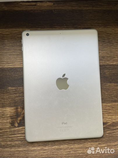 iPad 2018 128gb + стилус и 2 чехла