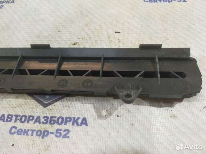 Крышка салонного фильтра Volkswagen Touareg 1