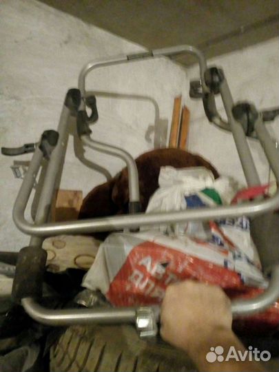 Алюминиевая лестница и багажник велосипеда