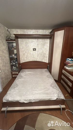 Шкаф с подъемной кроватью и комодом