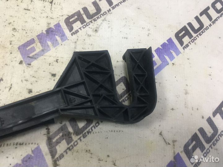 Направляющ. стекла двери передней пр. Рено Меган 1