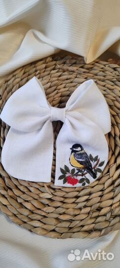 Бант с вышивкой