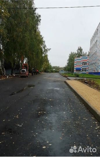 Прораб с бригадой строителей