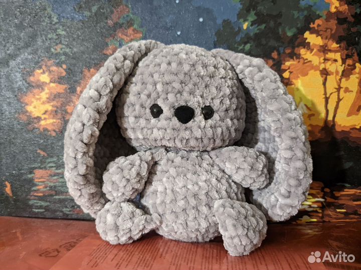 Вязаная игрушка зайчик с большими ушами