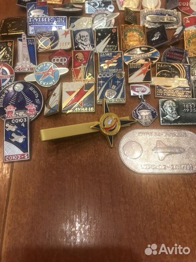 Продам значки космос