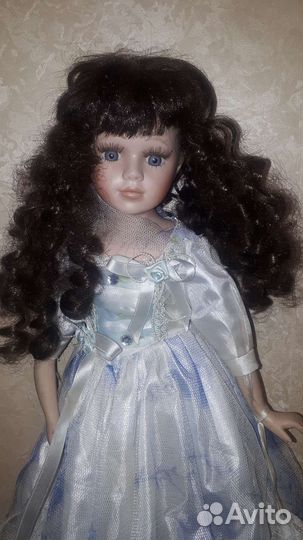 Кукла фарфоровая