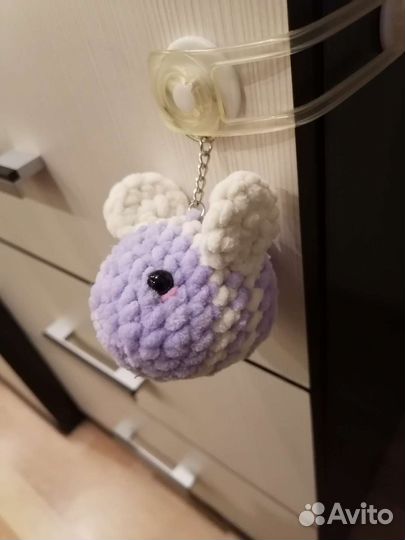 Вязаная игрушка-брелок пчелка