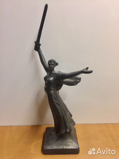 Статуэтка родина мать