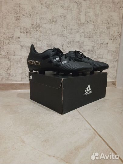 Футбольные бутсы adidas