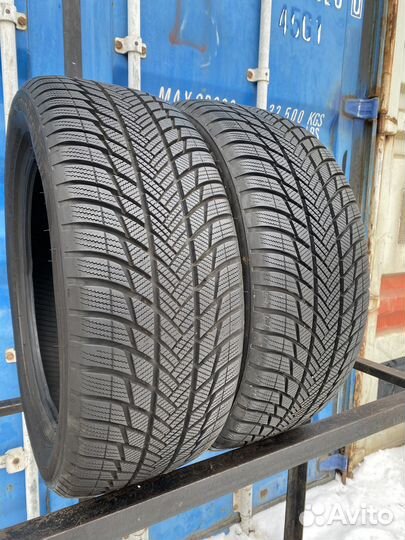 Bridgestone Blizzak LM-001 235/50 R19