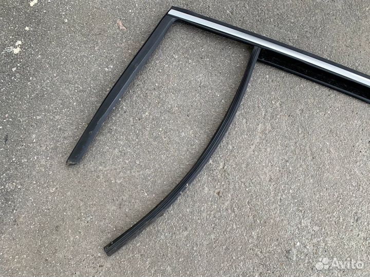 Молдинг рамки задней правой двери Tiguan 1