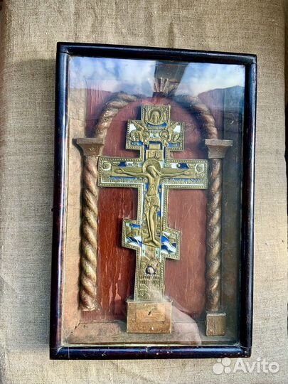 Крест в киоте