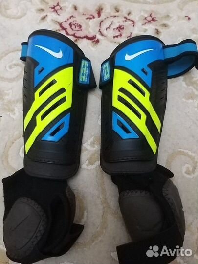 Щитки футбольные