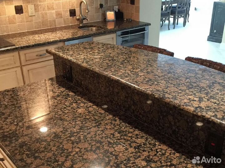 Столешница из бюджетного коричневого гранита тан Б