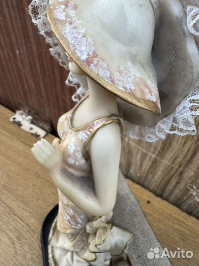 Кукла женщина с зонтом пластик