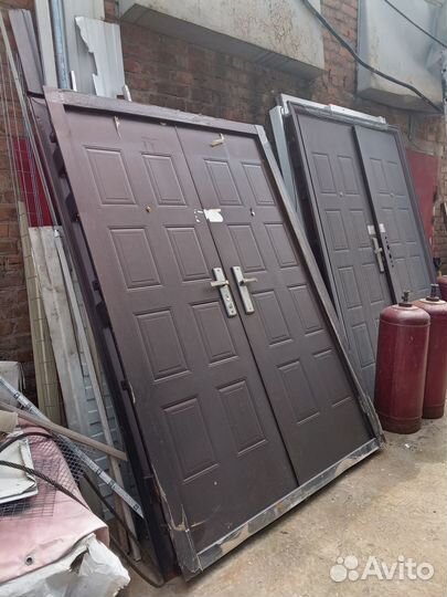 Дверь входная железная двустворчатая бу