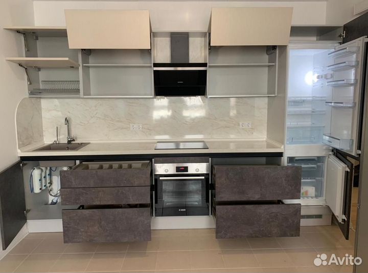 Кухня на заказ с доводчиками