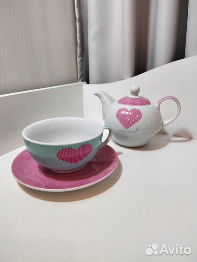 Чайный набор - чайник, блюдце и чашка