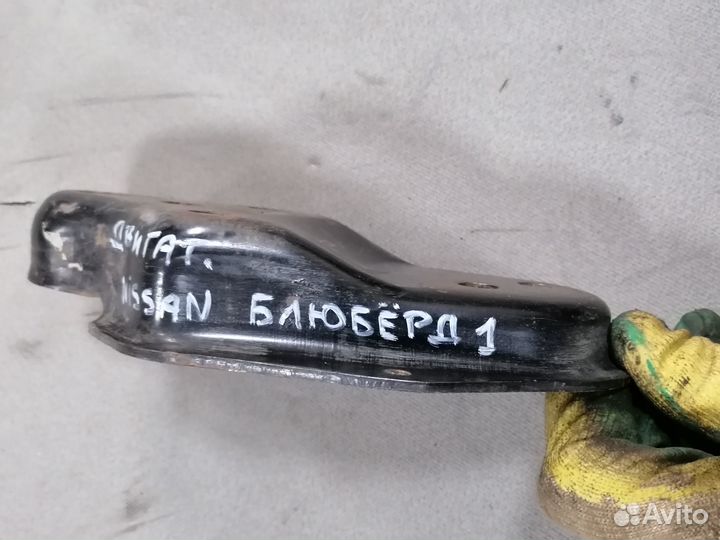 Креплен.кронштейна опоры двс Nissan Bluebird 1987