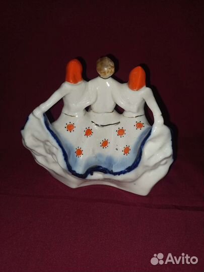 Фарфоровая статуэтка 