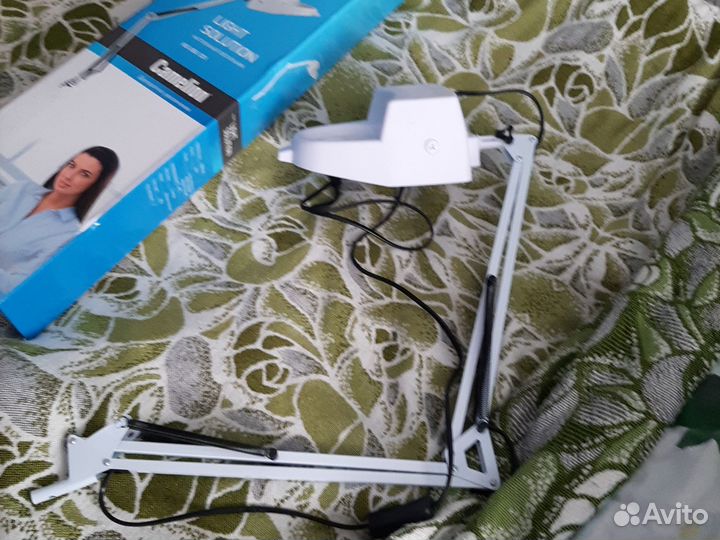 Лампа настольная с лупой